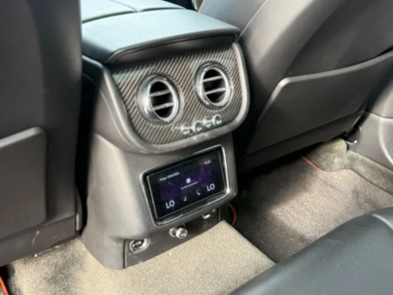 Bentley Bentayga Azure (11)